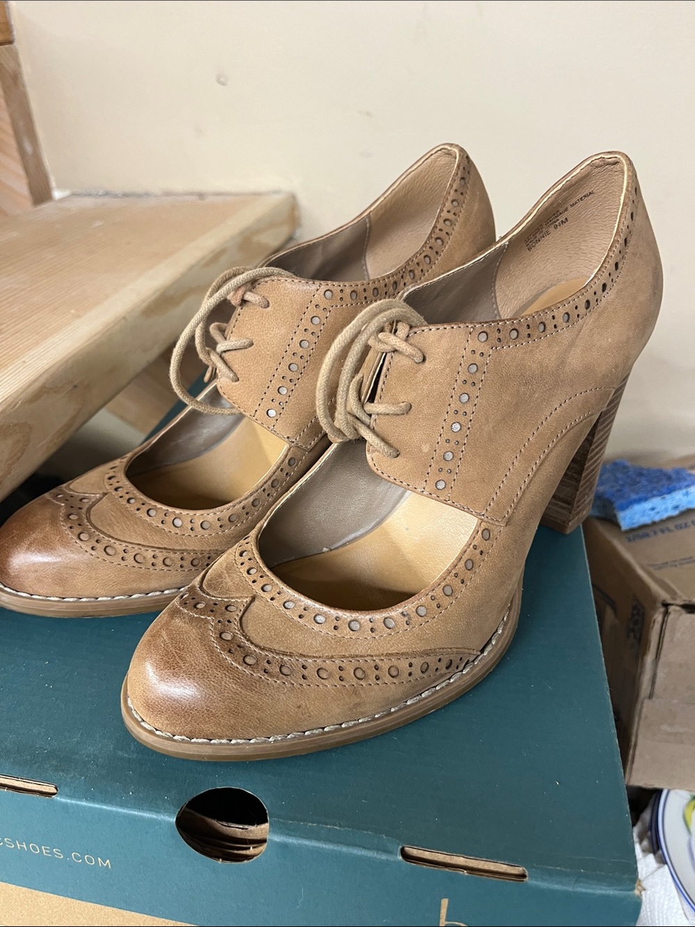 Crown Vintage distressed heeled maryjane w/lace tie sz 9.5 M